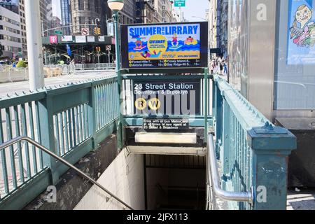 New York, NY, USA - 26 giugno 2022: Ingresso della metropolitana con pubblicità brillante Foto Stock