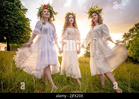 Londra, Regno Unito. 5th luglio 2022. Gli ucraini britannici celebrano Ivana-Kupala a Greenwich Park. Ivan Kupala Day, conosciuto anche come Ivana-Kupala o Kupala Night, è una tradizionale festa popolare pagana nelle culture slaviche orientali. Le ragazze creano e indossano le corone di fiori ed eseguono vari rituali. Inizialmente, Ivana-Kupala era un rito pagano di fertilità che era anche collegato alla celebrazione del solstizio d'estate quando le notti sono le più corte. Dopo l'arrivo del cristianesimo, i riti si intrecciano con la festa cristiana della Natività di Giovanni Battista. Credit: Guy Corbishley/Alamy Live News Foto Stock