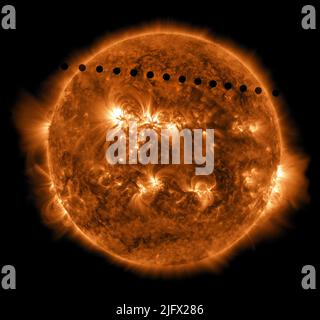 Il transito di Venere attraverso la faccia del sole. Questo evento osservato raramente si verifica a coppie di otto anni di distanza che sono separate l'una dall'altra di 105 o 121 anni. 5 giugno 2012, il transito precedente era nel 2004 e il successivo non accadrà fino al 2117. Questa immagine time-lapse mostra Venere mentre passa attraverso il disco del Sole, questo processo ha richiesto circa sei ore. Una versione ottimizzata e potenziata digitalmente di un'immagine NASA / credito NASA / Solar Dynamics Observatory Foto Stock