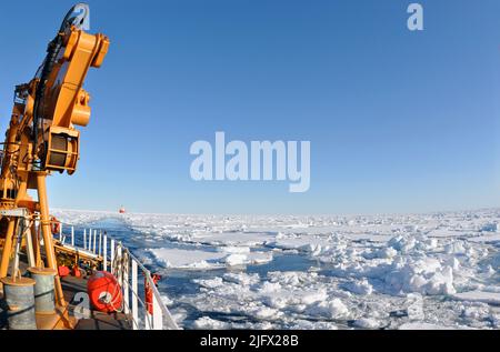 In prima linea. OCEANO ARTICO - Cutter della Guardia Costiera Healy rompe il ghiaccio davanti alla nave della Guardia Costiera canadese Louis S. St-Laurent. Le due navi stanno partecipando a un'indagine sull'Artico pluriennale e multi-agenzia che aiuterà a definire la piattaforma continentale nordamericana. Arctic Ocean, settembre (2009) credito: P.Kelley, USCG Foto Stock