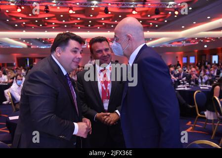 Atene, Attiki, Grecia. 5th luglio 2022. Ambasciatore DEGLI STATI UNITI in Grecia George Tsunis (a sinistra), Zoran Zaev, ex primo Ministro della Macedonia del Nord (al centro) e Nikos Dendias, Ministro degli Affari Esteri della Grecia (a destra), durante la Roundtable annuale del Governo Economista 26th. (Credit Image: © Dimitrios Karvountzis/Pacific Press via ZUMA Press Wire) Foto Stock