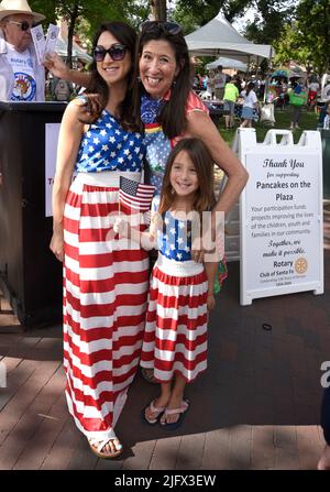 Teresa Leger Fernandez, membro della Camera dei rappresentanti degli Stati Uniti in rappresentanza del distretto congressuale del New Mexico del 3rd, in occasione di un evento del 4 luglio Foto Stock