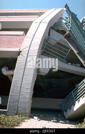 Il terremoto di Northridge del 17 gennaio 1994 (4:30am) ha causato danni estesi agli edifici e alle infrastrutture. Il terremoto di Northridge è stato un momento di magnitudo 6,7 blind thrust che si è verificato nella regione della San Fernando Valley della città di Los Angeles. Il terremoto aveva una durata di circa 10Ð20 secondi, e la sua accelerazione di picco al suolo di 1,82 g era la più alta mai registrata strumentalmente in un'area urbana del Nord America. Il bilancio delle vittime è stato di 57 persone, con più di 9.000 feriti. Credito: USGS Foto Stock