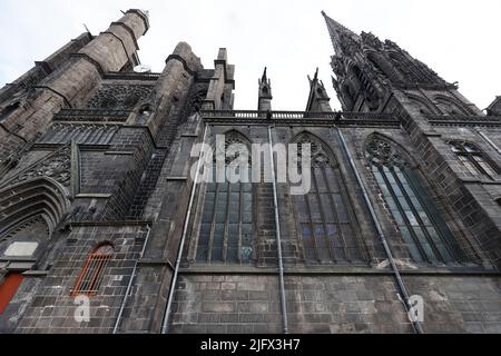 Bella, impressionante cattedrale di Clermont Ferrand in Francia, fatto buio da rocce vulcaniche . Foto Stock