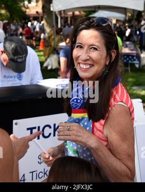 Teresa Leger Fernandez, membro della Camera dei rappresentanti degli Stati Uniti in rappresentanza del distretto congressuale del New Mexico del 3rd, in occasione di un evento del 4 luglio Foto Stock