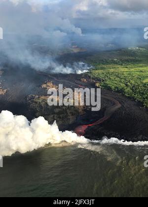 Vulcano Kilauea - lva flusso e l'ingresso attivo oceano. Vista da un elicottero del flusso di lava canalizzato. Il complesso di fessura è visibile nella parte superiore centrale dell'immagine. Credito HVO/USGS Foto Stock