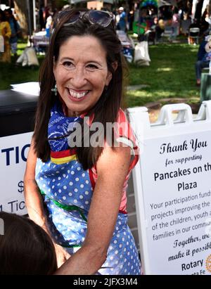 Teresa Leger Fernandez, membro della Camera dei rappresentanti degli Stati Uniti in rappresentanza del distretto congressuale del New Mexico del 3rd, in occasione di un evento del 4 luglio Foto Stock