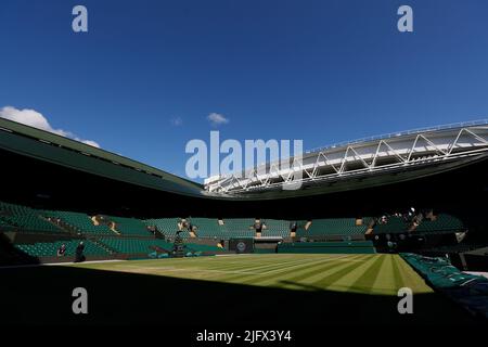 5th luglio 2022, All England Lawn Tennis and Croquet Club, Londra, Inghilterra; torneo di Wimbledon Tennis; General view of Center Court Credit: Action Plus Sports Images/Alamy Live News Foto Stock