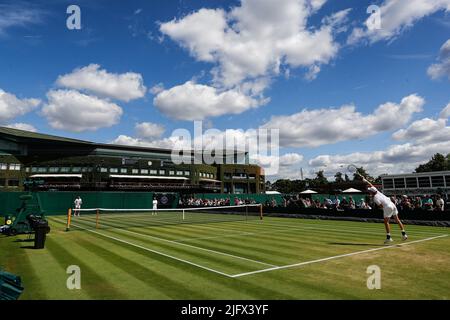 5th luglio 2022, All England Lawn Tennis and Croquet Club, Londra, Inghilterra; torneo di Wimbledon Tennis; General view of Court 8 in the Sunshine Credit: Action Plus Sports Images/Alamy Live News Foto Stock