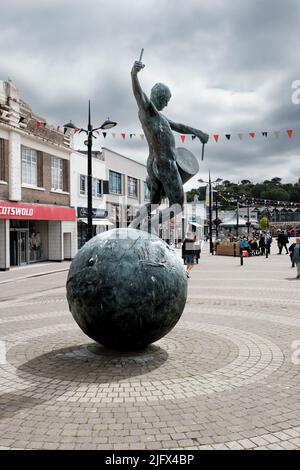 Tim Shaw è la scultura del batterista fuori dalla Hall for Cornwall a Lemon Quay, Truro, Cornovaglia Foto Stock