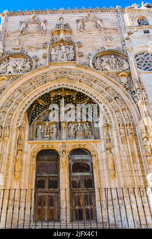 Portale dei dettagli. Facciata Isabelline Gotica. La chiesa di Santa María la Real de Aranda de Duero, Burgos, fu costruita tra il 15th e 16th secoli. Foto Stock