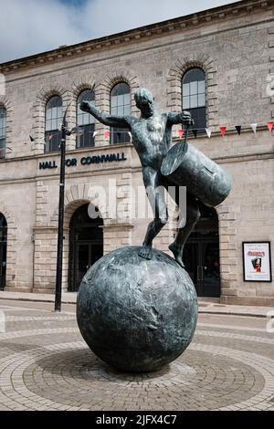 Tim Shaw è la scultura del batterista fuori dalla Hall for Cornwall a Lemon Quay, Truro, Cornovaglia Foto Stock