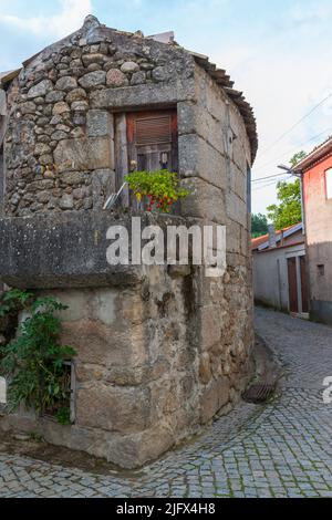 Vecchia casa storica fatta di pietre di granito in un villaggio (Sao Paio) in Serra da Estrela, Portogallo Foto Stock