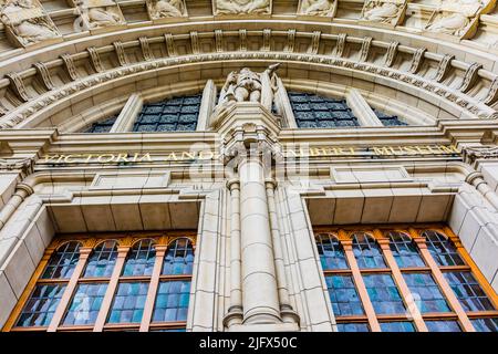 Portale, ingresso principale. Victoria and Albert Museum, South Kensington. Royal Borough di Kensington e Chelsea. Londra, Inghilterra, Regno Unito, Europa Foto Stock