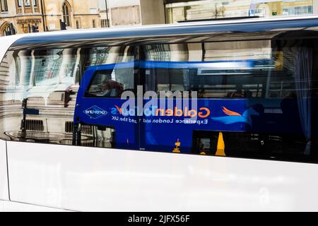 Tour d'oro. Autobus panoramico a due piani scoperto che si riflette nelle finestre di un altro pullman. Londra, Inghilterra, Regno Unito, Europa Foto Stock
