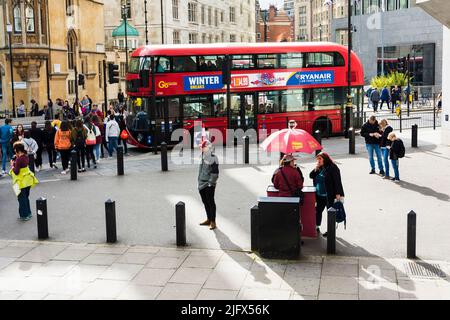 Autobus rosso a due piani in centro. Città di Westminster, Londra, Inghilterra, Regno Unito, Europa Foto Stock