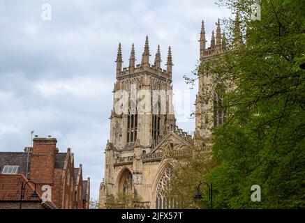 Vista panoramica della Cattedrale e della Chiesa Metropolitica di San Pietro, comunemente conosciuta come York Minster, nella città di York, Inghilterra Foto Stock