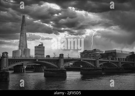 Lo Shard dietro il Southwark Bridge sopra il tamigi a Londra Foto Stock