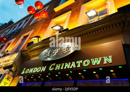 Chinatown è un'enclave etnica nella città di Westminster. L'enclave occupa attualmente l'area in Gerrard Street e dintorni. Contiene un numero Foto Stock