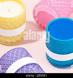 Set di candele profumate in bicchieri di diversi colori. Il concetto di comfort casa, aromaterapia e relax. Candela di cera di soia multicolore assortita Foto Stock