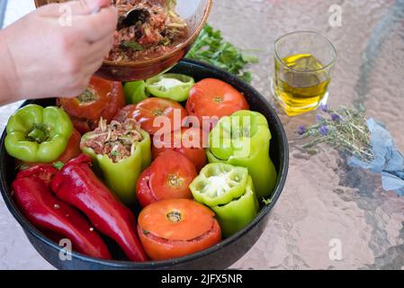 Cucina greca tradizionale Gemista già cotto nel forno. Peperoni ripieni, pomodori, zucchine con riso, verdure, erbe e talvolta carne tritata Foto Stock