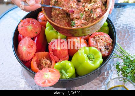 Cucina greca tradizionale Gemista già cotto nel forno. Peperoni ripieni, pomodori, zucchine con riso, verdure, erbe e talvolta carne tritata Foto Stock