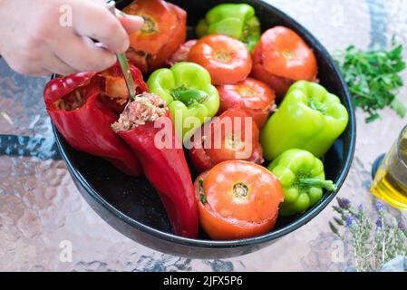 Cucina greca tradizionale Gemista già cotto nel forno. Peperoni ripieni, pomodori, zucchine con riso, verdure, erbe e talvolta carne tritata Foto Stock