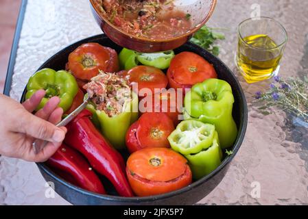 Cucina greca tradizionale Gemista già cotto nel forno. Peperoni ripieni, pomodori, zucchine con riso, verdure, erbe e talvolta carne tritata Foto Stock