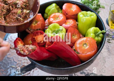 Cucina greca tradizionale Gemista già cotto nel forno. Peperoni ripieni, pomodori, zucchine con riso, verdure, erbe e talvolta carne tritata Foto Stock