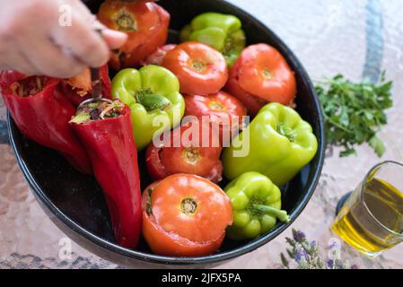 Cucina greca tradizionale Gemista già cotto nel forno. Peperoni ripieni, pomodori, zucchine con riso, verdure, erbe e talvolta carne tritata Foto Stock