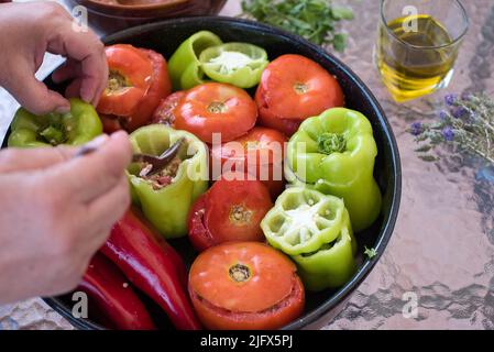 Cucina greca tradizionale Gemista già cotto nel forno. Peperoni ripieni, pomodori, zucchine con riso, verdure, erbe e talvolta carne tritata Foto Stock
