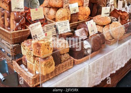 Londra, Regno Unito - 01 febbraio 2019: Vari tipi di pane artigianale fatto in casa in mostra al mercato alimentare di strada Foto Stock