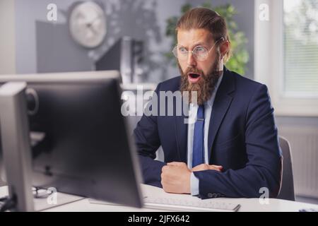 Un uomo d'affari scioccato in ufficio Foto Stock