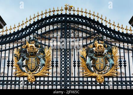 Cancelli di ferro per circondare Buckingham Palace. Royal Coat of Arms Gate del Buckingham Palace. Royal Coat of Arms, un leone, che simboleggia l'Inghilterra, e unico Foto Stock