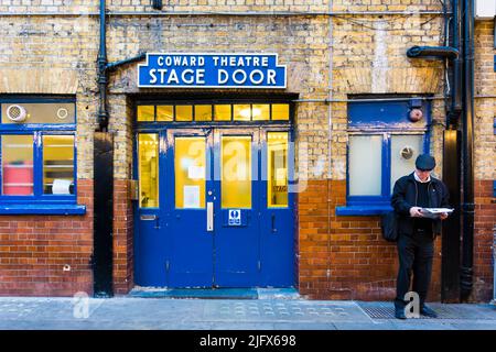 Stage Door of the Noel Coward Theatre nel West End di Londra. Il Noël Coward Theatre, precedentemente noto come Albery Theatre, è un teatro del West End di St Foto Stock