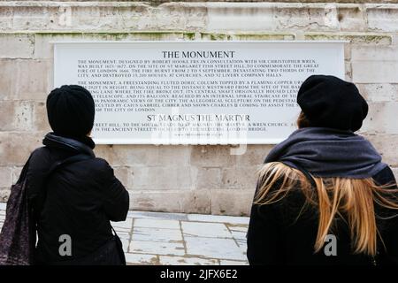 Il Monumento al Grande fuoco di Londra, più comunemente conosciuto semplicemente come il Monumento, è una colonna dorica suta a Londra. Commemorazione del Grande fuoco Foto Stock