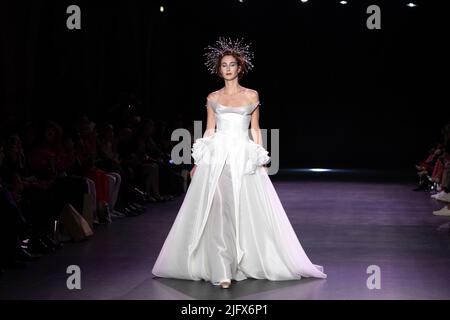 Parigi, Francia, il 5th luglio 2022, sfilata di moda Julien Fournié, Couture Fall-Winter 22/23, Francois Loock/Alamy Foto Stock