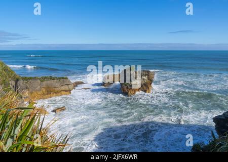 Rocce offshore erose e stagne di Punakaiki sulla costa occidentale dell'Isola del Sud, Nuova Zelanda Foto Stock