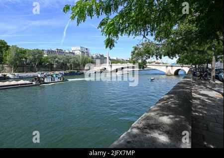 Francia, Parigi, giugno 2022. Una grande chiatta porta la sabbia lungo la Senna. Foto Stock