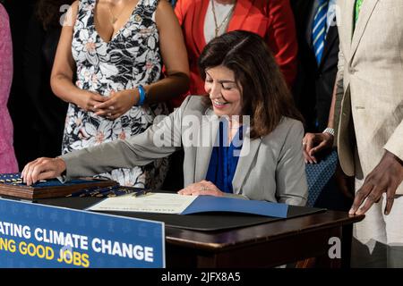 New York, Stati Uniti. 05th luglio 2022. Il governatore Kathy Hochul firma i disegni di legge per rafforzare l'impegno di New York per l'energia pulita presso la sede centrale di NewLab a Brooklyn Navy Yard a New York il 5 luglio 2022. Tutte e tre le fatture rafforzeranno l'impegno di New York per lo sviluppo energetico pulito e l'efficienza energetica, riducendo al contempo le emissioni di gas serra. (Foto di Lev Radin/Sipa USA) Credit: Sipa USA/Alamy Live News Foto Stock