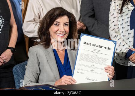 New York, Stati Uniti. 05th luglio 2022. Il governatore Kathy Hochul si pone con i disegni di legge firmati per rafforzare l'impegno di New York per l'energia pulita presso la sede centrale di NewLab a Brooklyn Navy Yard a New York il 5 luglio 2022. Tutte e tre le fatture rafforzeranno l'impegno di New York per lo sviluppo energetico pulito e l'efficienza energetica, riducendo al contempo le emissioni di gas serra. (Foto di Lev Radin/Sipa USA) Credit: Sipa USA/Alamy Live News Foto Stock