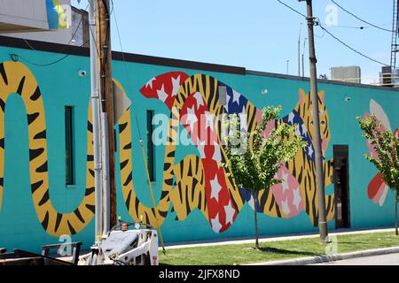 Grande murale al di fuori della chiesa + edificio alto di appartamenti a Ohio City sul lato ovest di Cleveland, Ohio nel maggio 2022 Foto Stock