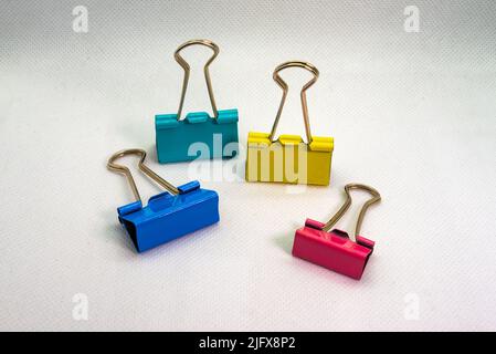 accessorio, sfondo, nero, business, morsetto, primo piano, primo piano, taglio, design, coda di rondine, clip a coda di rondine, elliot, cartella elliot, cartella, isolato, m Foto Stock