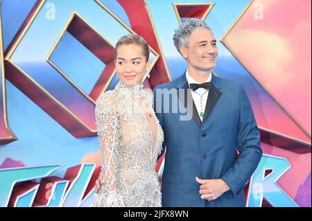 Londra, UK, 05/07/2022, Rita ora e Taika Waititi arrivano al Marvel Studios', un esclusivo programma di gala di Thor: Love and Thunder, Leicester Square, Londra, Regno Unito. – 5 luglio 2022. Foto Stock