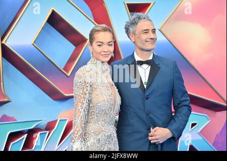 Londra, UK, 05/07/2022, Rita ora e Taika Waititi arrivano al Marvel Studios', un esclusivo programma di gala di Thor: Love and Thunder, Leicester Square, Londra, Regno Unito. – 5 luglio 2022. Foto Stock