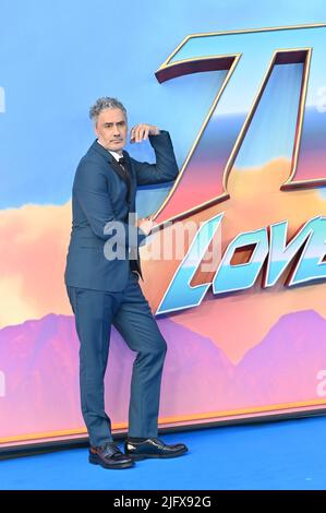 Londra, UK, 05/07/2022, Taika Waititi arriva al Marvel Studios', un'esclusiva proiezione di gala di Thor: Love and Thunder, Leicester Square, Londra, Regno Unito. – 5 luglio 2022. Foto Stock