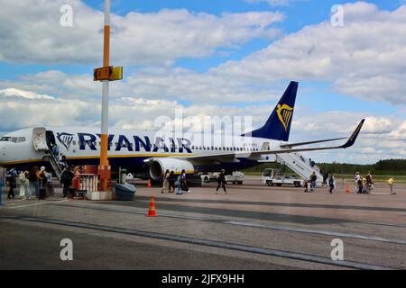 L'imbarco dell'aereo Ryanair all'aeroporto di Helsinki nel giugno 2022 Foto Stock