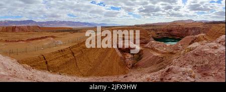 Vista panoramica invernale del lago nascosto di Timna e del paesaggio desertico, nella valle di Arava, nel sud d'Israele Foto Stock