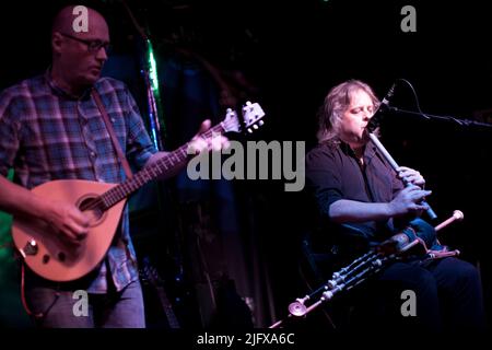 Andy Dinan, Troy Donockley e Adrian Edmondson dei Bad Shepherds suonano il Fleece di Bristol come parte del loro primo tour di addio. 28 ottobre 2011. Foto Stock