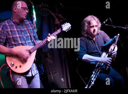 Andy Dinan, Troy Donockley e Adrian Edmondson dei Bad Shepherds suonano il Fleece di Bristol come parte del loro primo tour di addio. 28 ottobre 2011. Foto Stock